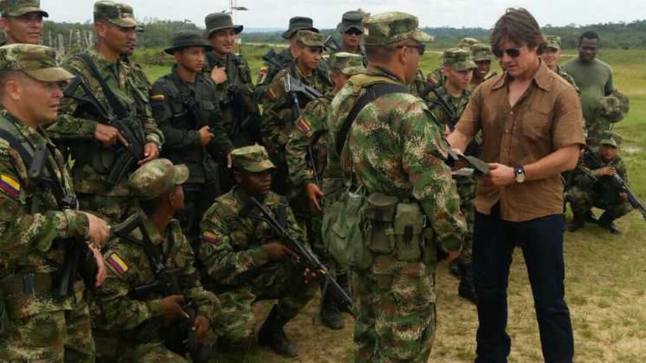 Tom Cruise con los soldados del Batallón de Infantería en el Amazonas.