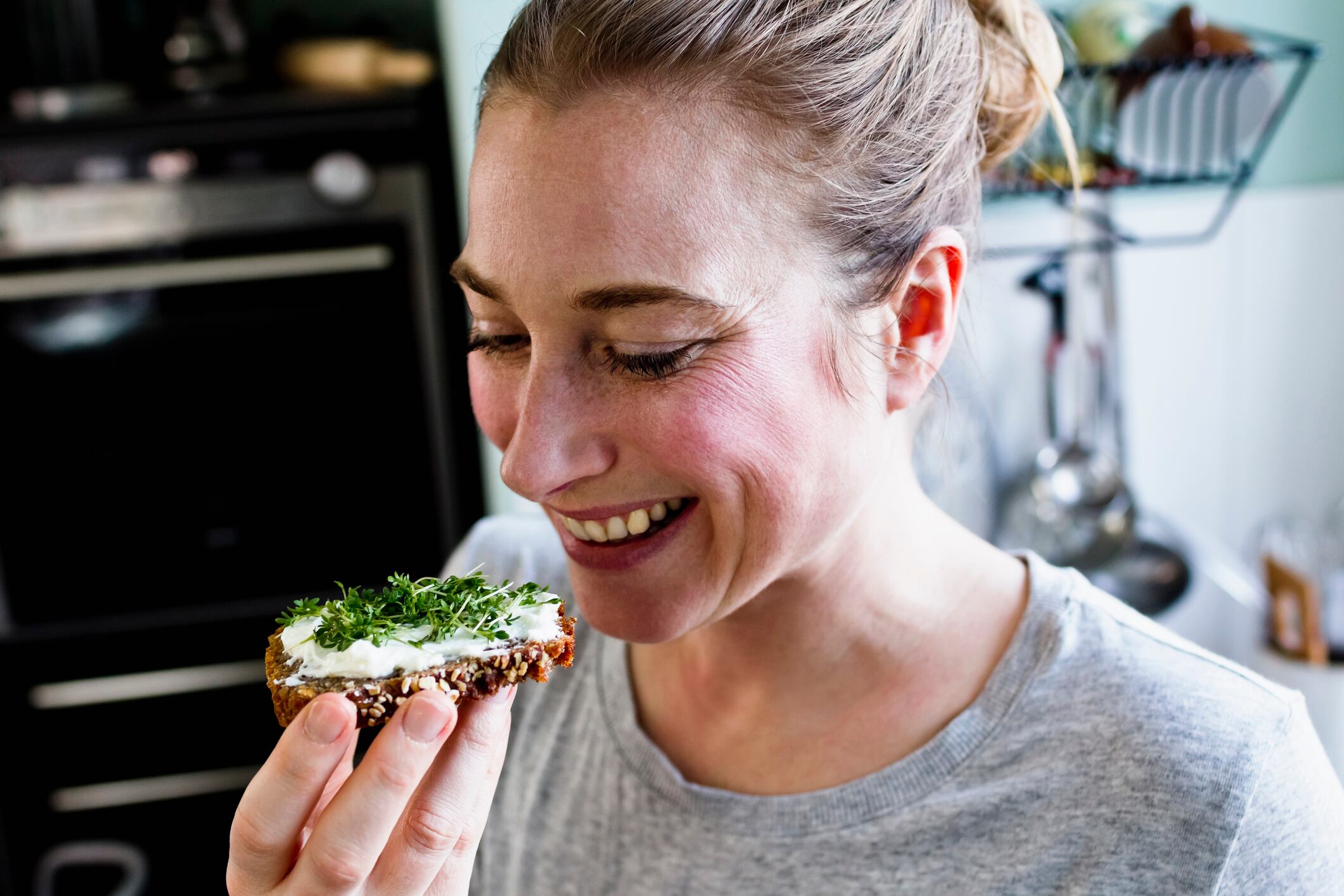 El pan de centeno ayuda a la digestión por su alto contenido de fibra.