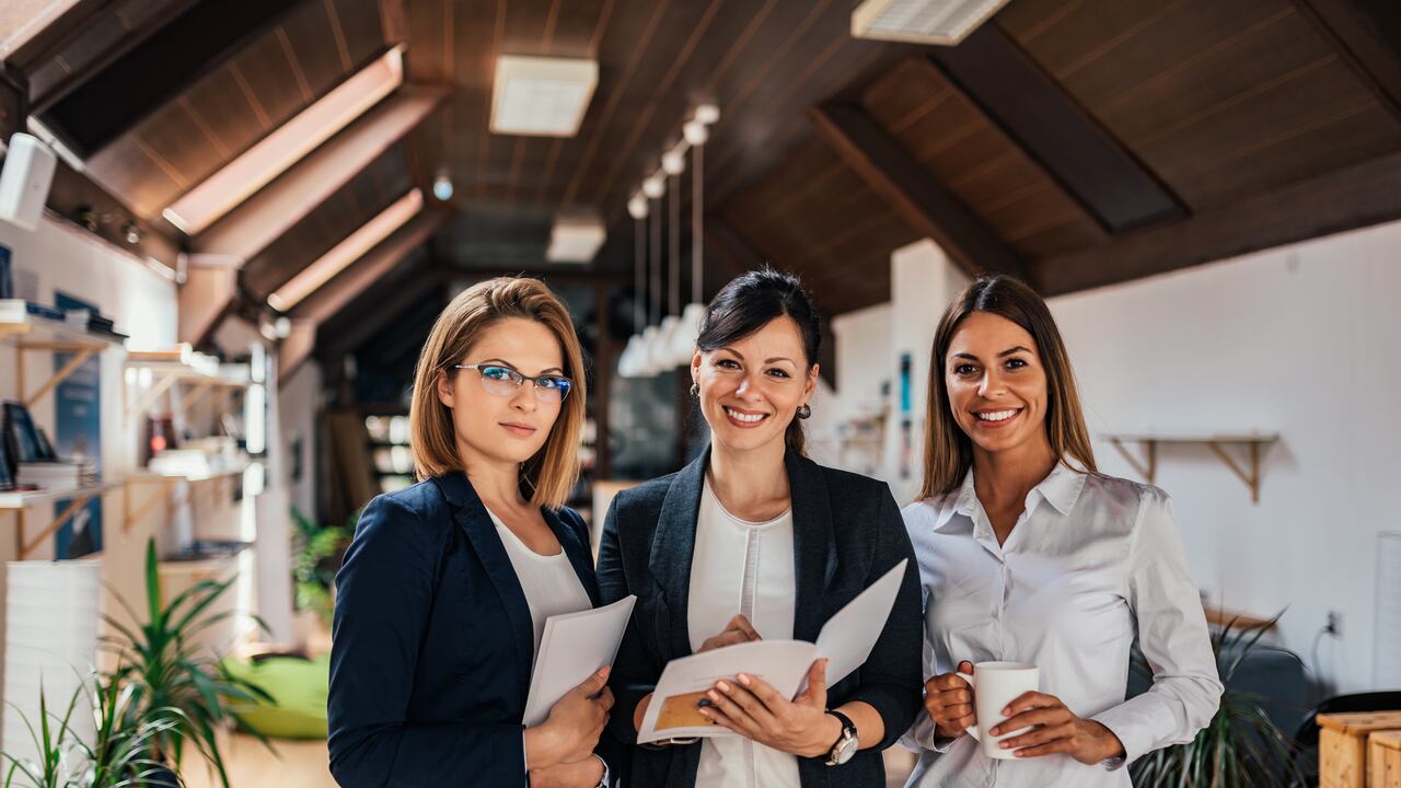 https://www.istockphoto.com/es/foto/retrato-grupal-del-equipo-de-negocios-femenino-confiado-gm1141947964-306143107?phrase=mujeres%20empresas