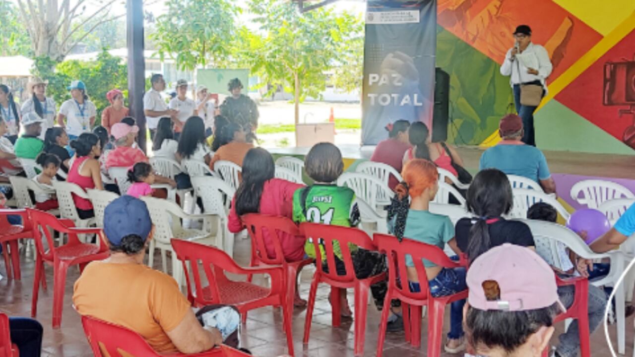 Excombatientes de las Farc se capacitan para entender el sistema electoral colombiano.