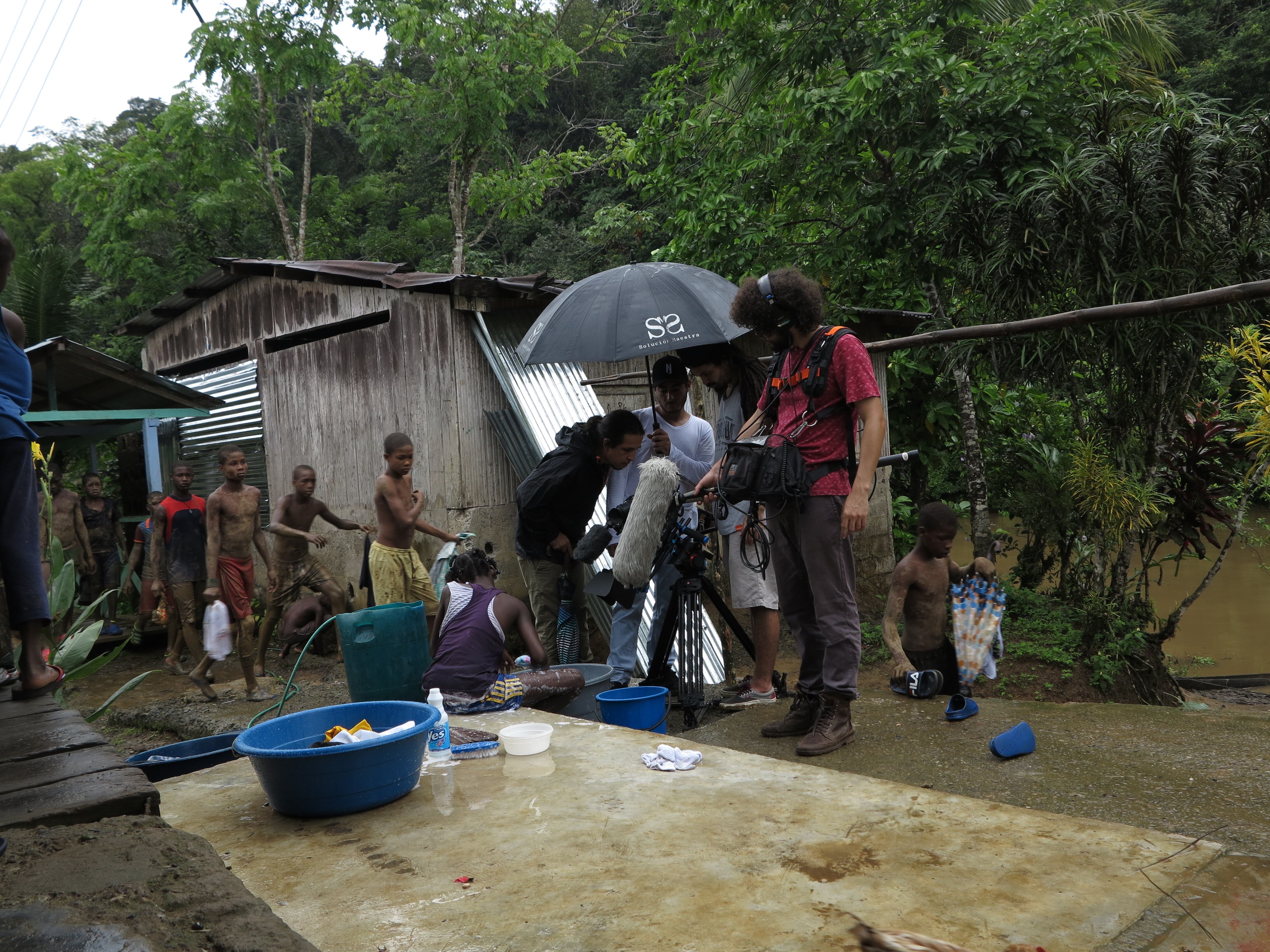 Cantos que inundan el río / Detrás de cámaras