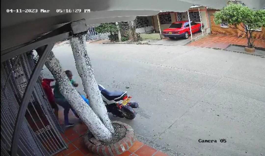 Su hermana trata de defenderlo.