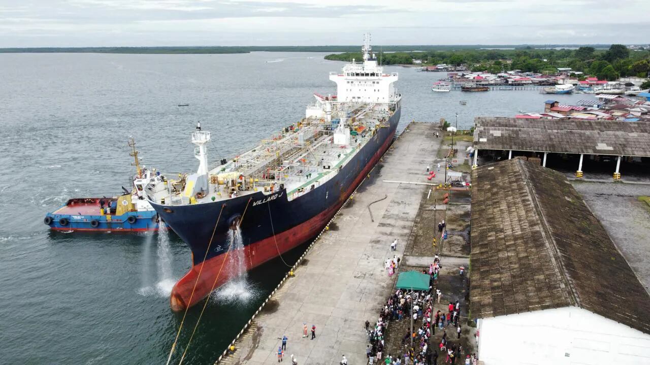 Arribo de buque con un millón de galones de combustible al Puerto de Tumaco.