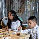 Gustavo Petro cenó con empleada de aseo Medellín antes de las elecciones.