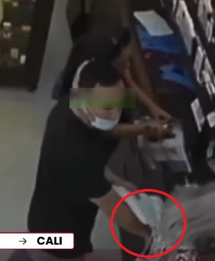 Ladrones fueron sorprendidos robando con la modalidad de cosquilleo en un centro comercial de Cali.