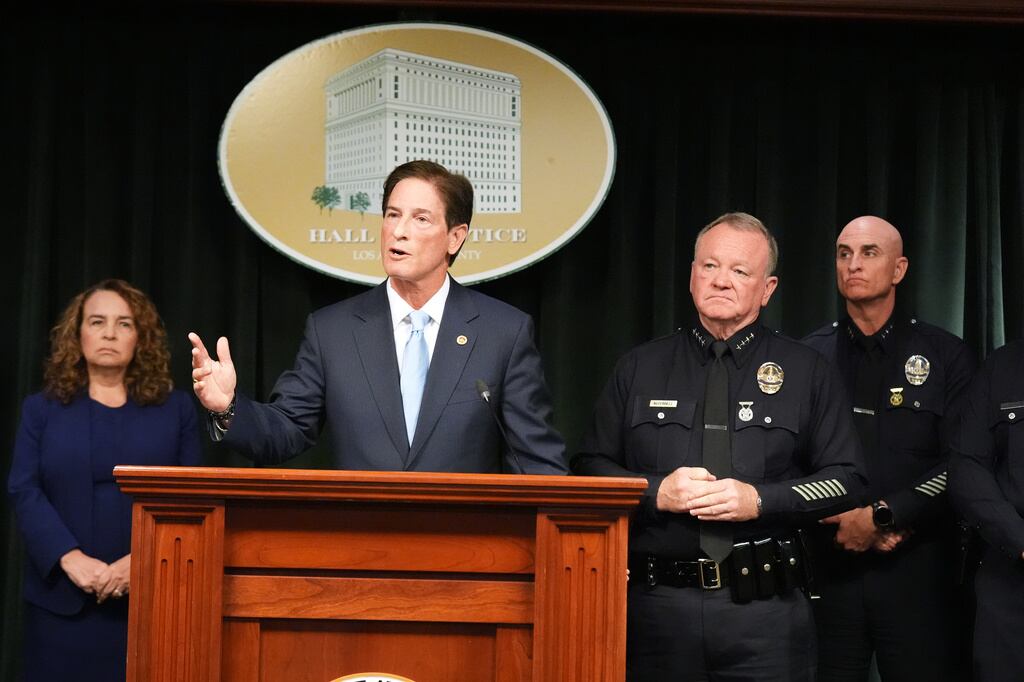 El fiscal de distrito de Los Ángeles, Nathan Hochman, responde preguntas el lunes 20 de abril de 2026 en Los Ángeles sobre el caso del cantante D4vd, acusado de asesinar a una niña de 14 años cuyo cuerpo desmembrado fue encontrado en su automóvil.