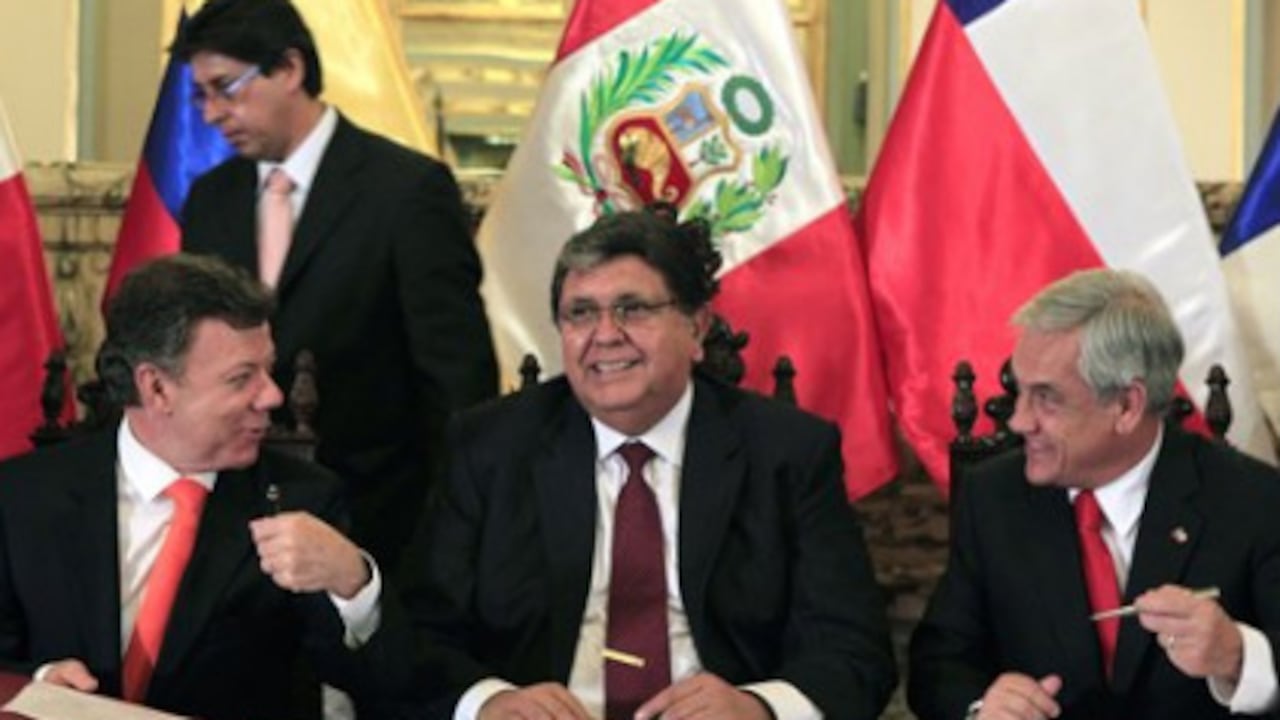 El presidente chileno Sebastian Pinera (der.), el mandatario de Colombia Juan Manuel Santos (izq.)y el gobernante de Peru Alan Garcia, en el palacio de gobierno en Lima.