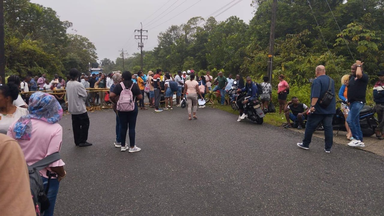 Vía Chocó - Pereira, a la altura de Lloró, bloqueada por familias.