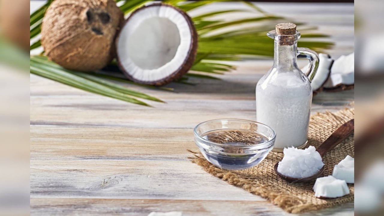 El aceite de coco es uno de los tipos de aceite vegetal que ha sido usado también para tratamientos cosméticos. Foto: Getty Images.