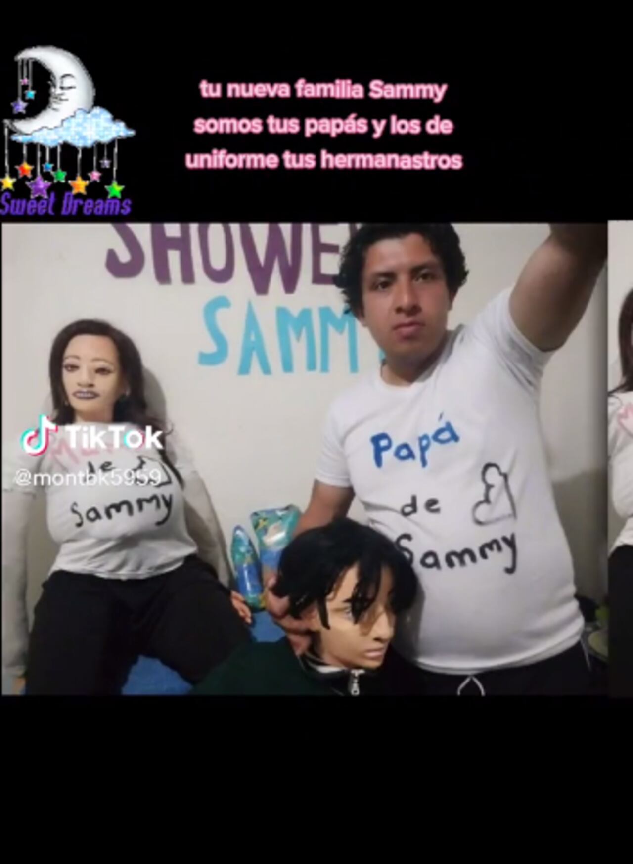 “Tu nueva familia, Sammy. Somos tus papás y los de uniforme tus hermanastros”, se lee en la publicación.