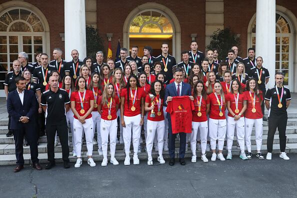 Jugadoras de la selección española con el primer ministro Pedro Sánchez.