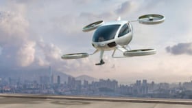 Prototipos de taxis voladores tipo eVTOL durante pruebas de despegue y aterrizaje en plataformas diseñadas para movilidad aérea urbana en Florida.