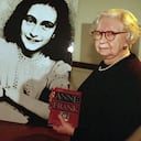 Miep Gies encontró el cuaderno con las memorias de Ana Frank (abajo) y lo guardó hasta cuando terminó la guerra. Luego lo entregó al padre de ella, quien lo publicó en holandés
en 1947