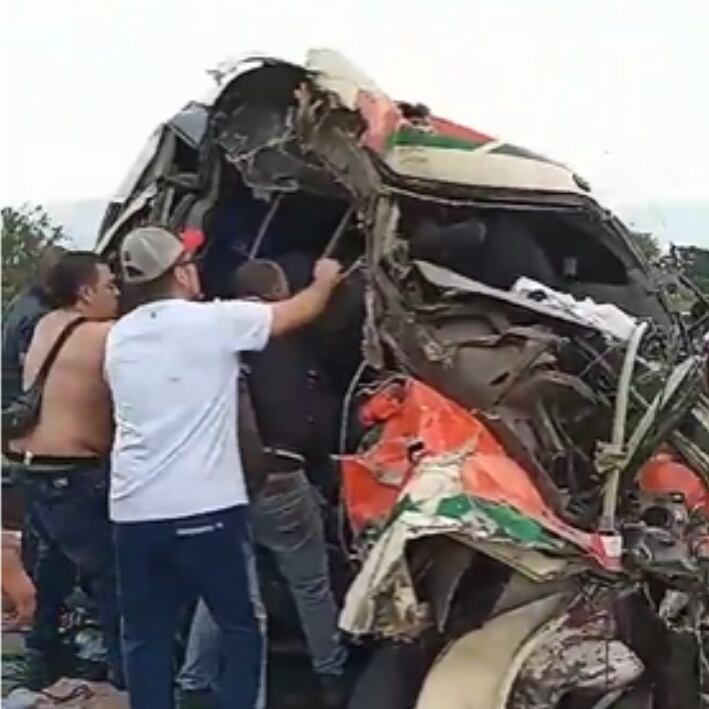 Los ciudadanos que transitaban en la vía ayudaron a los pasajeros a salir del bus.
