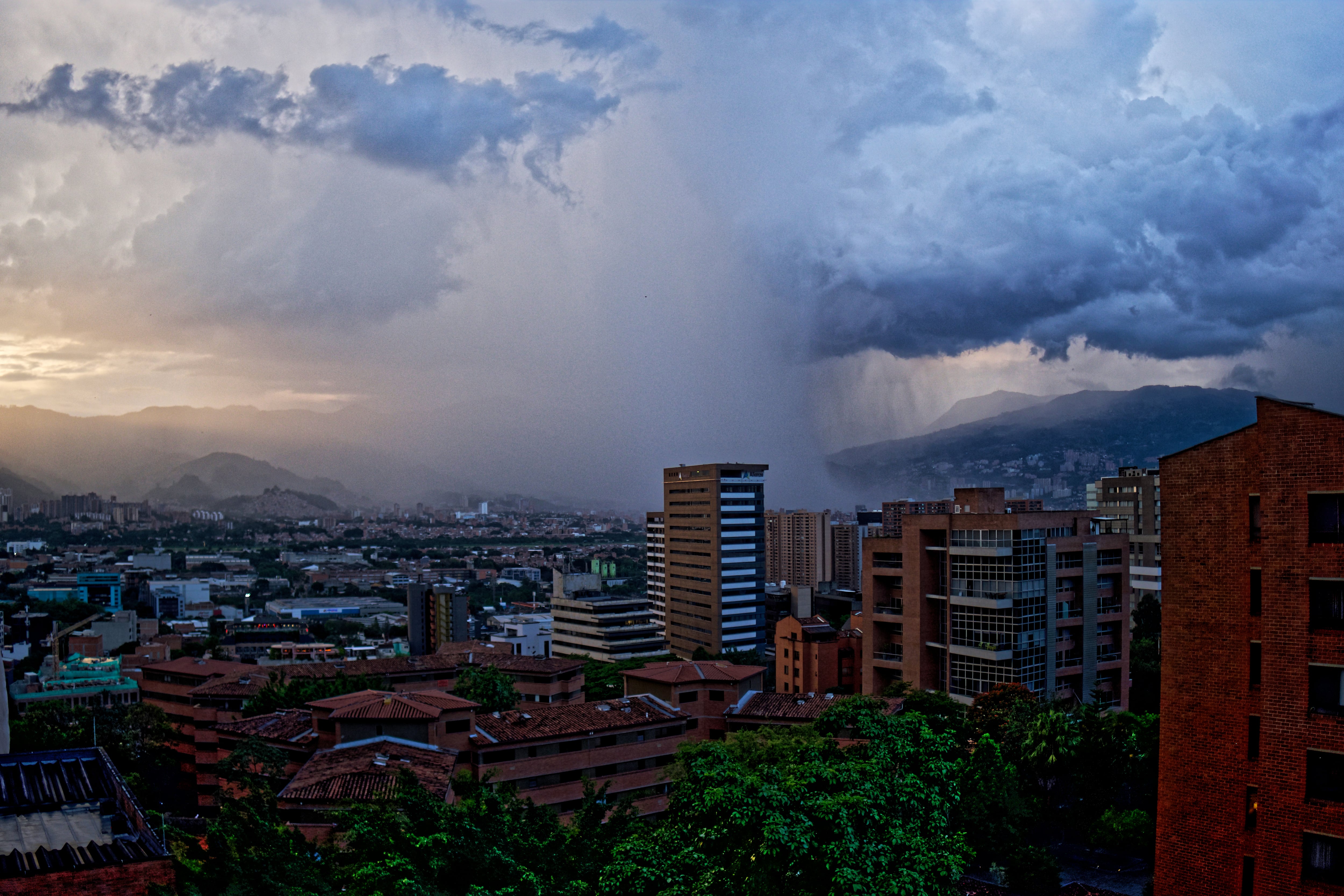 El pronóstico prevé una combinación de cielos nublados, lluvias dispersas y períodos de tiempo seco en las principales ciudades de Colombia durante las próximas 24 horas.