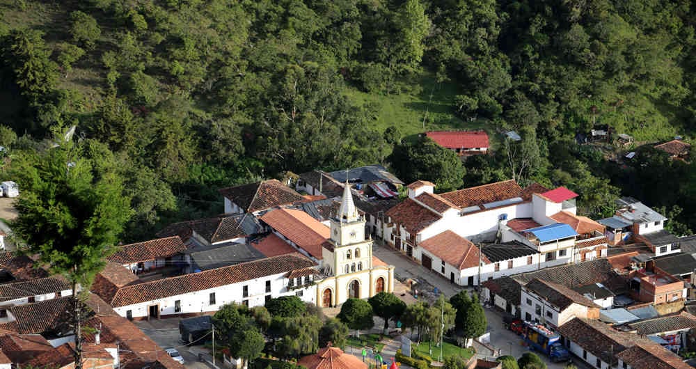 Vista de la iglesia y la plaza principal del municipio de California.