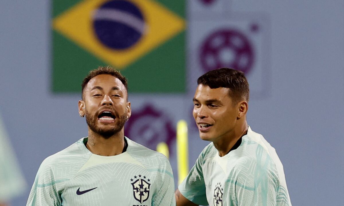 Soccer Football - FIFA World Cup Qatar 2022 - Brazil Training - Al Arabi SC Stadium, Doha, Qatar - November 23, 2022 Brazil's Neymar and Thiago Silva during training REUTERS/Amanda Perobelli
