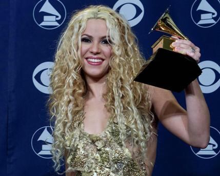  Febrero 21, 2001 - Shakira gana Grammy y ese año lanza su primer disco en inglés, 'Laundry Service'.