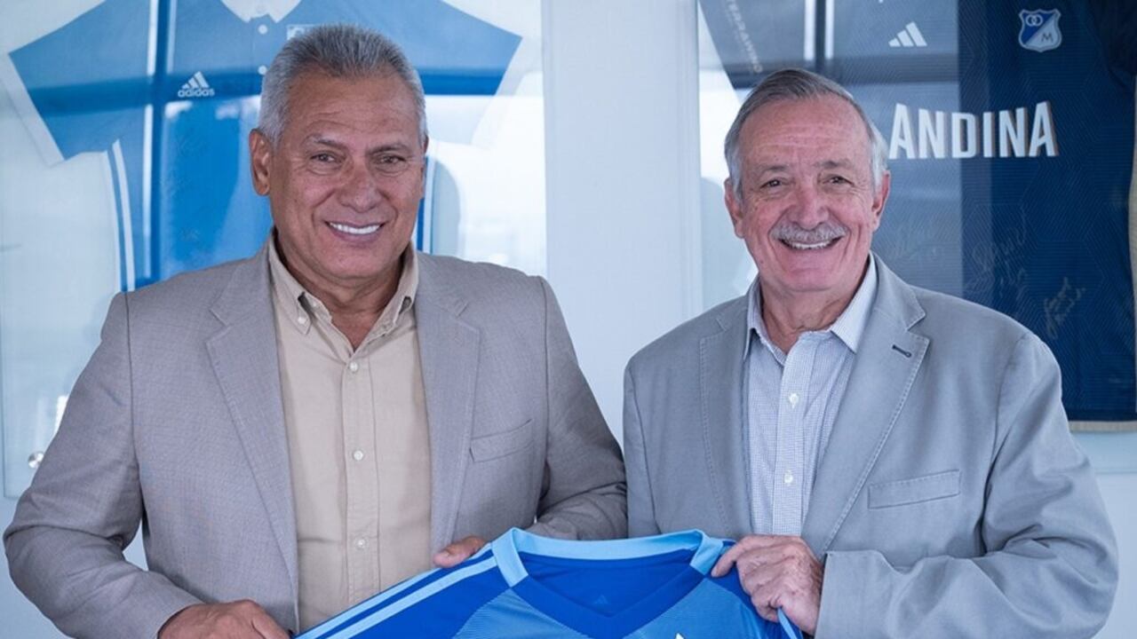 Enrique Camacho (der.), presidente de Millonarios, presenta a Hernán Torres como nuevo entrenador del equipo profesional.