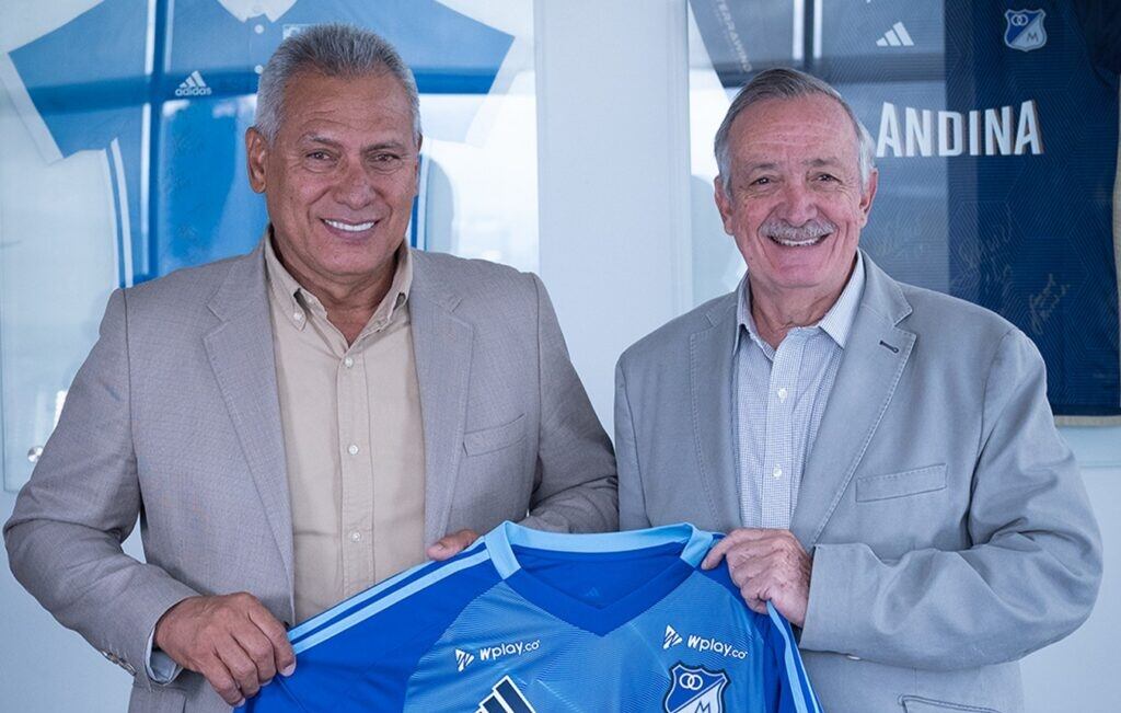 Enrique Camacho (der.), presidente de Millonarios, presenta a Hernán Torres como nuevo entrenador del equipo profesional.