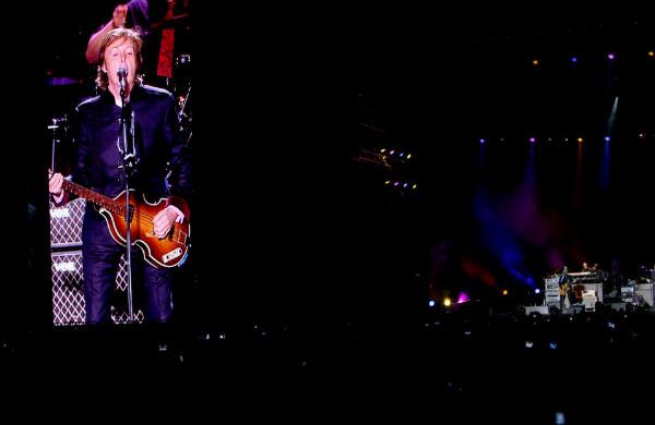 Canal Capital ttansmitió en vivo buena parte del concierto y en la ciudad fueron habilitadas pantallas gigantes para los que no asistieron a El Campín.