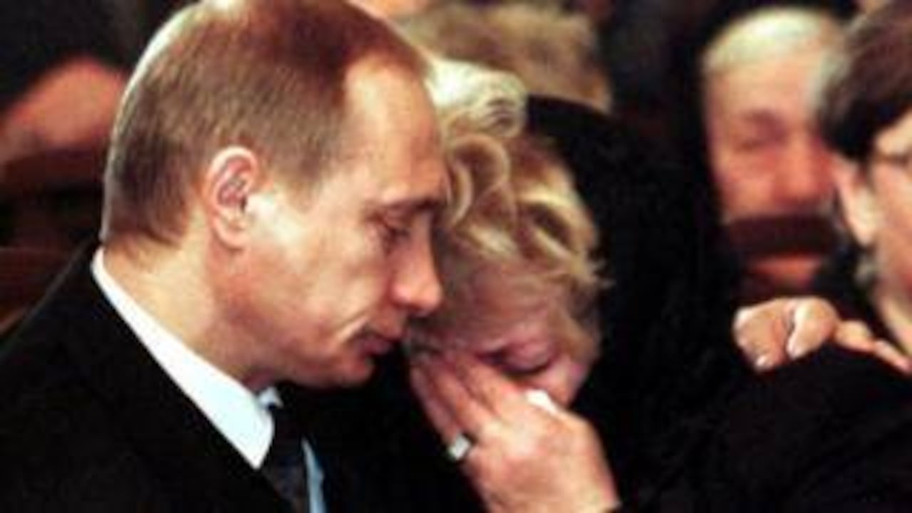 Putin junto a la viuda de Anatoly Sobchak, Lyudmila Narusova, durante su funeral