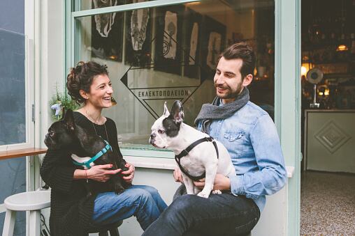 Felicitar a una amiga en su cumpleaños es una oportunidad para expresar tu cariño y gratitud por su amistad.