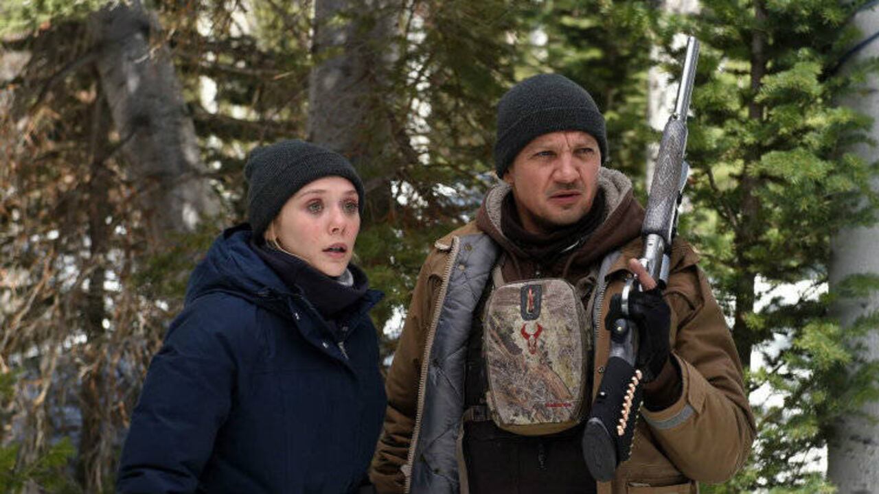 Elizabeth Olsen y Jeremy Renner en una escena de 'Wind River'.