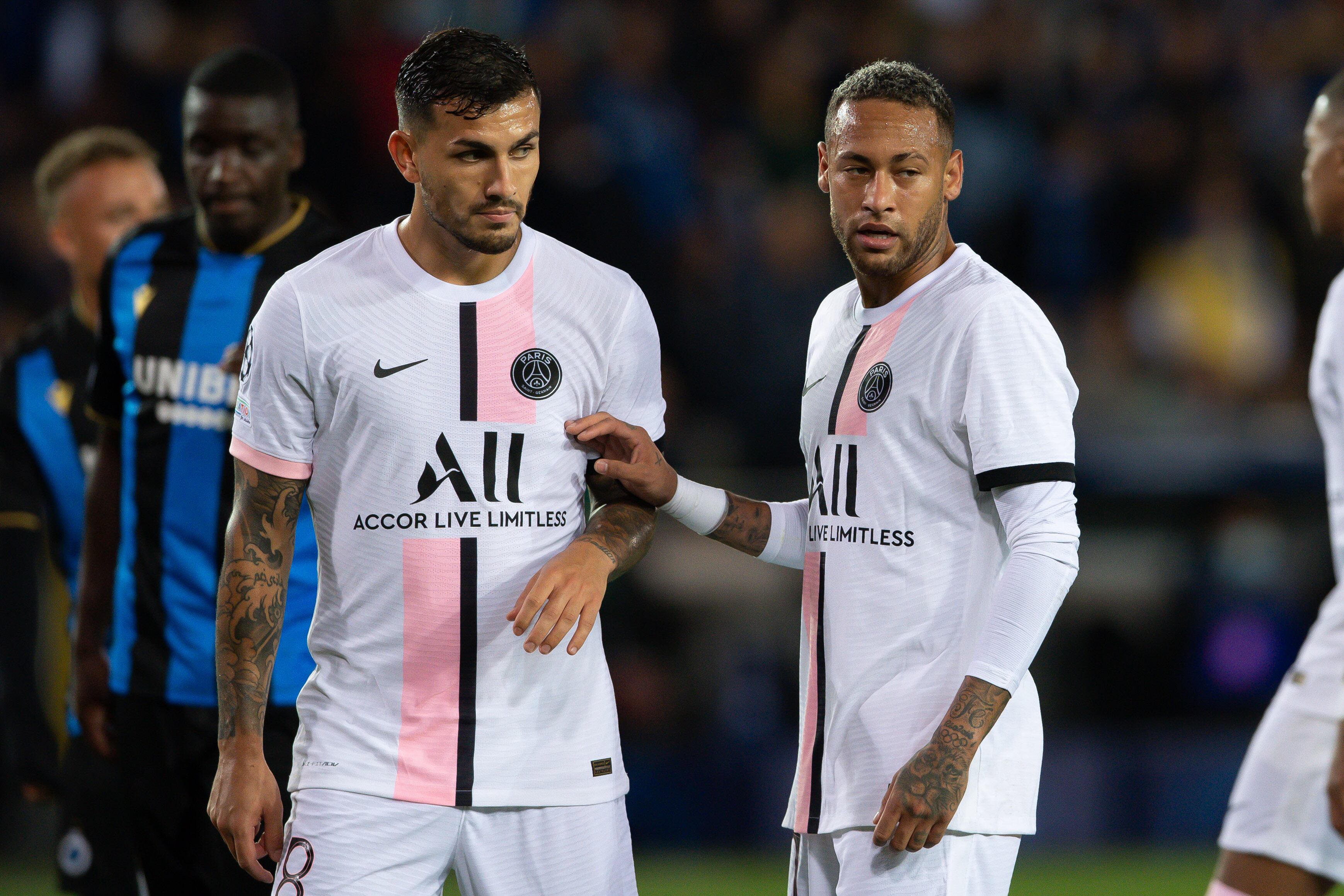 Leandro Paredes, del París Saint Germain, y Neymar, del París Saint Germain, observan durante el partido de la Liga de Campeones de la UEFA entre el Club Brujas y el París Saint Germain en el estadio Jan Breydel el 15 de septiembre de 2021 en Brujas, Bélgica.