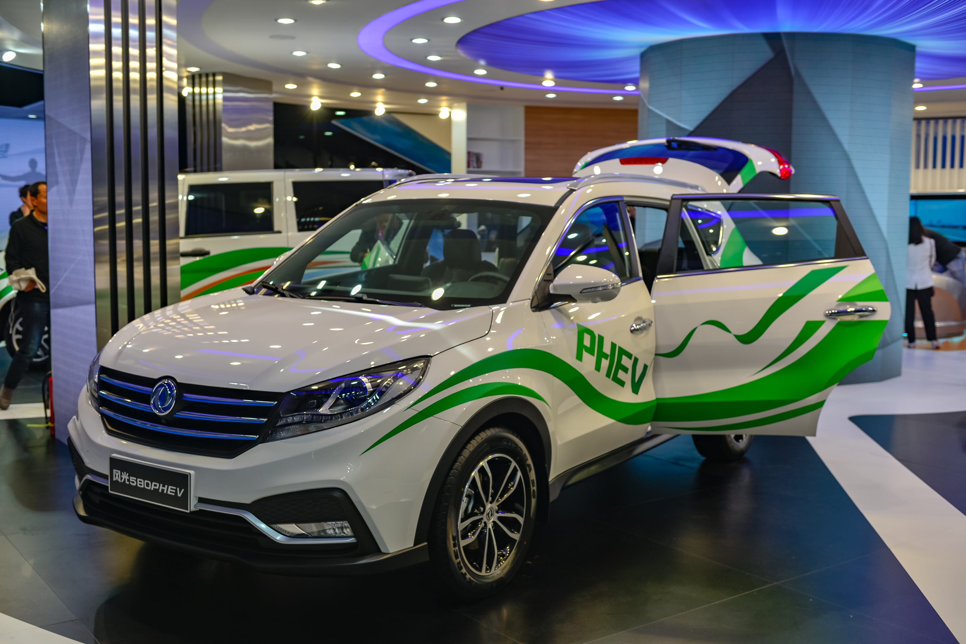 Los vehículos eléctricos o híbridos enchufables son alternativas a las emisiones de CO2.