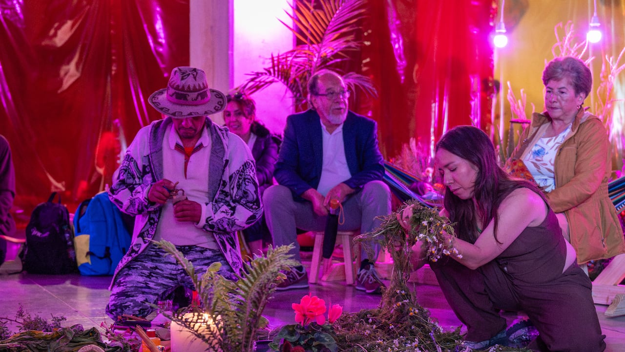 En su exposición 'Arquitectura Emocional', Angélica Teuta estableció espacios de armonización. Aquí, uno liderado por un sabedor muisca.