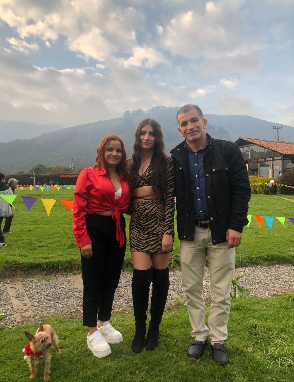 Julio Iván Guerrero junto con sus hijas.