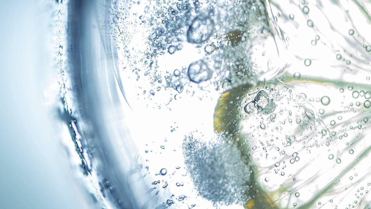 Las aguas con gas o carbonatadas son altas en sodio, por lo que pueden afectar la salud.