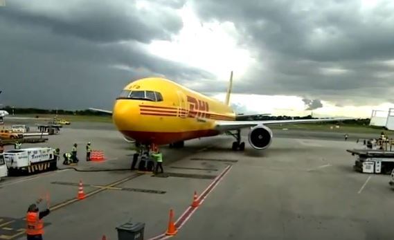 Atención: Ya aterrizó en Bogotá el avión con las primeras 50.000 dosis de vacuna Pfizer para Colombia