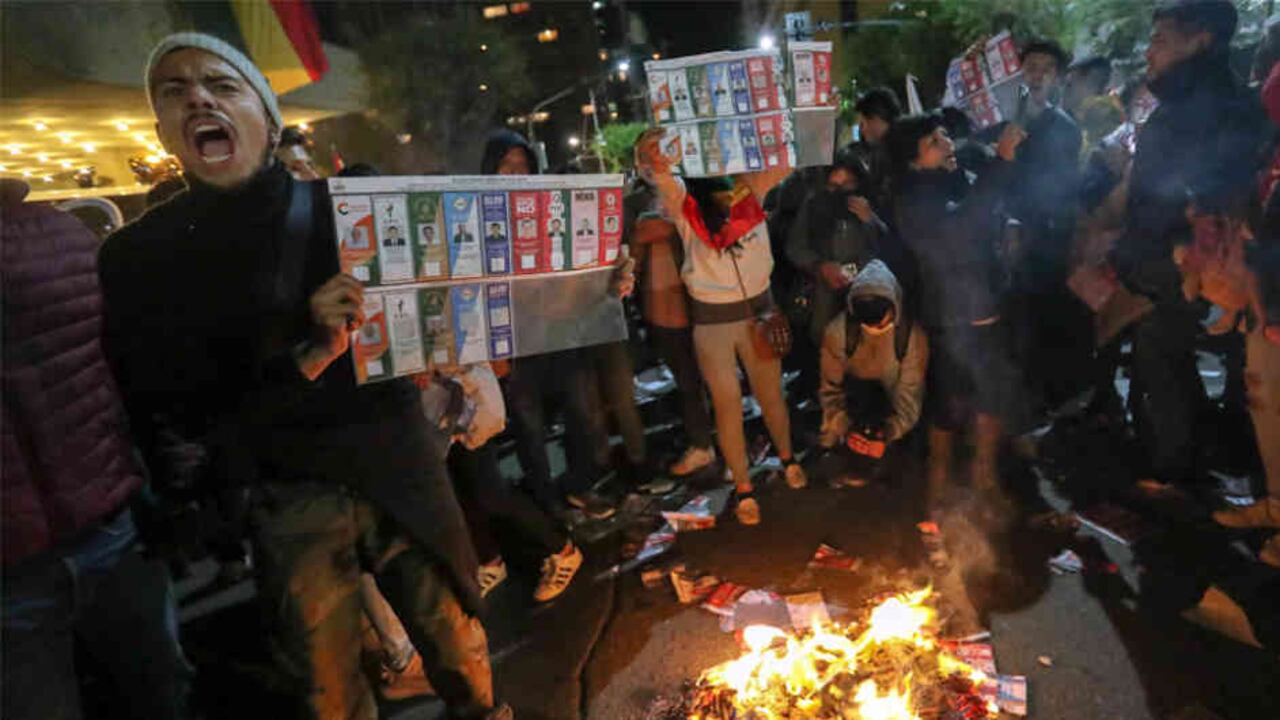 El Tribunal Supremo Electoral de Bolivia (TSE) actualizó el lunes los datos del recuento rápido señalando una estrechísima victoria para Evo Morales, sobre Carlos Mesa, lo que generó descontento entre los opositores a Morales. Foto:EPA/BBC