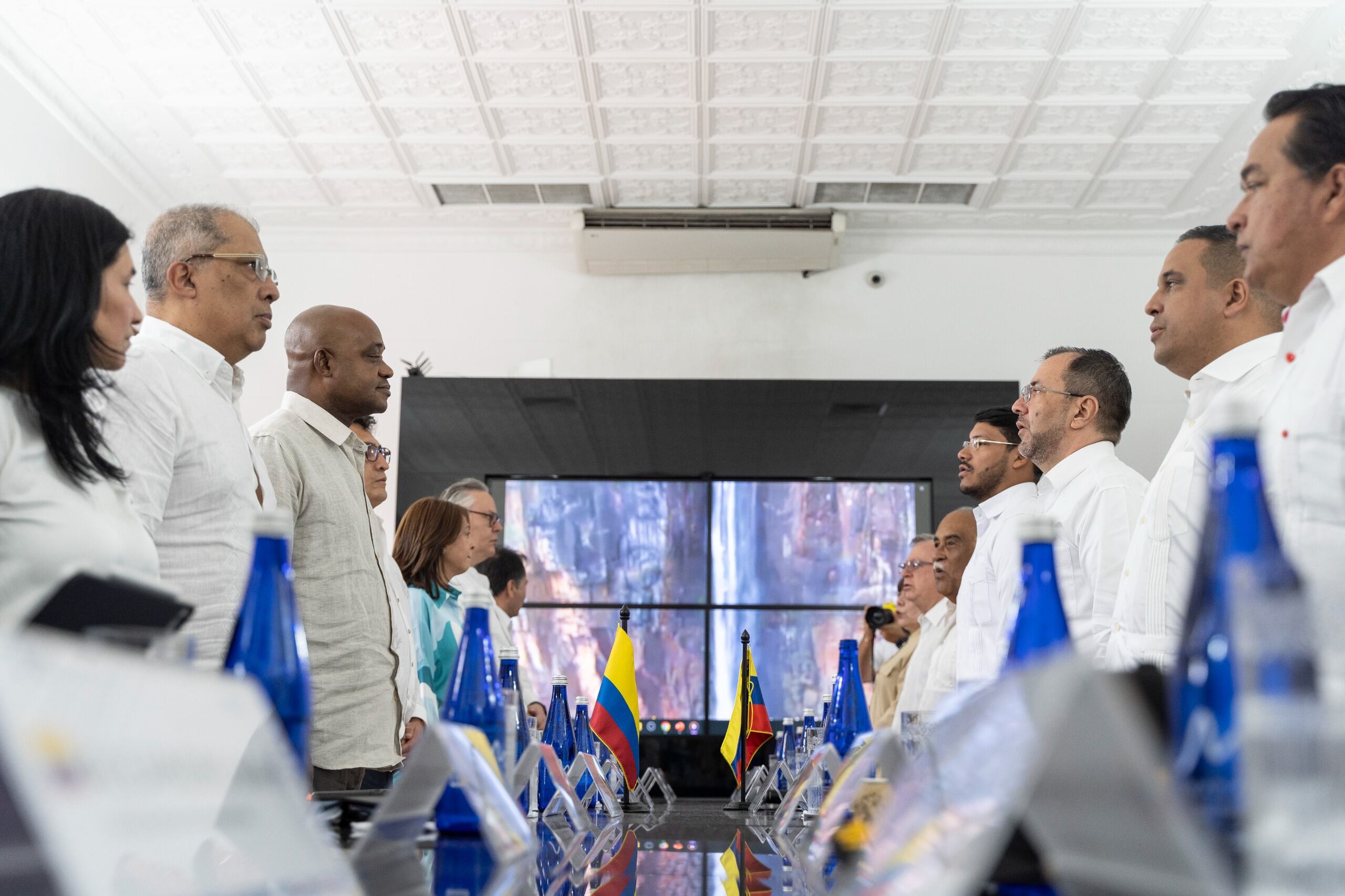 Las delegaciones de Colombia y Venezuela se encontraron en la frontera.