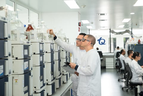 TQ dispone de laboratorios con tecnología avanzada y un equipo de 420 químicos de distintas especialidades dedicados al desarrollo y aseguramiento de calidad de los medicamentos, conforme a los más altos estándares.