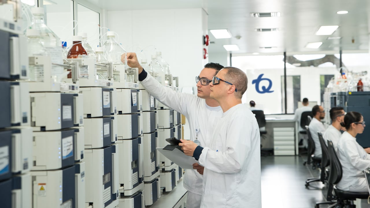 TQ dispone de laboratorios con tecnología avanzada y un equipo de 420 químicos de distintas especialidades dedicados al desarrollo y aseguramiento de calidad de los medicamentos, conforme a los más altos estándares.