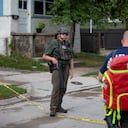HIGHLAND PARK, IL - JULY 04: Police investigate outside the home of the mother of the man detained in the mass shooting at a Fourth of July parade on July 4, 2022 in Highland Park, Illinois. Police have detained Robert �Bobby� E. Crimo III, 22, in the shooting in which six people were killed and 19 injured, according to published reports. Jim Vondruska/Getty Images/AFP (Photo by Jim Vondruska / GETTY IMAGES NORTH AMERICA / Getty Images via AFP)