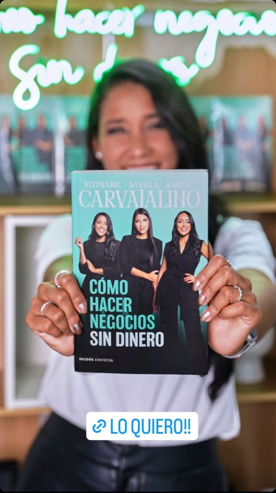 Karen, Daniela y Stephanie son tres
hermanas emprendedoras, conferencistas,
autoras y activistas educativas. Son
fundadoras de The Biz Nation, una
plataforma de capacitación corporativa
virtual dedicada a desarrollar habilidades
esenciales para el mercado laboral,
reconocida por el Foro Económico
Mundial como una de las 50 empresas que
están transformando el futuro de América
Latina.