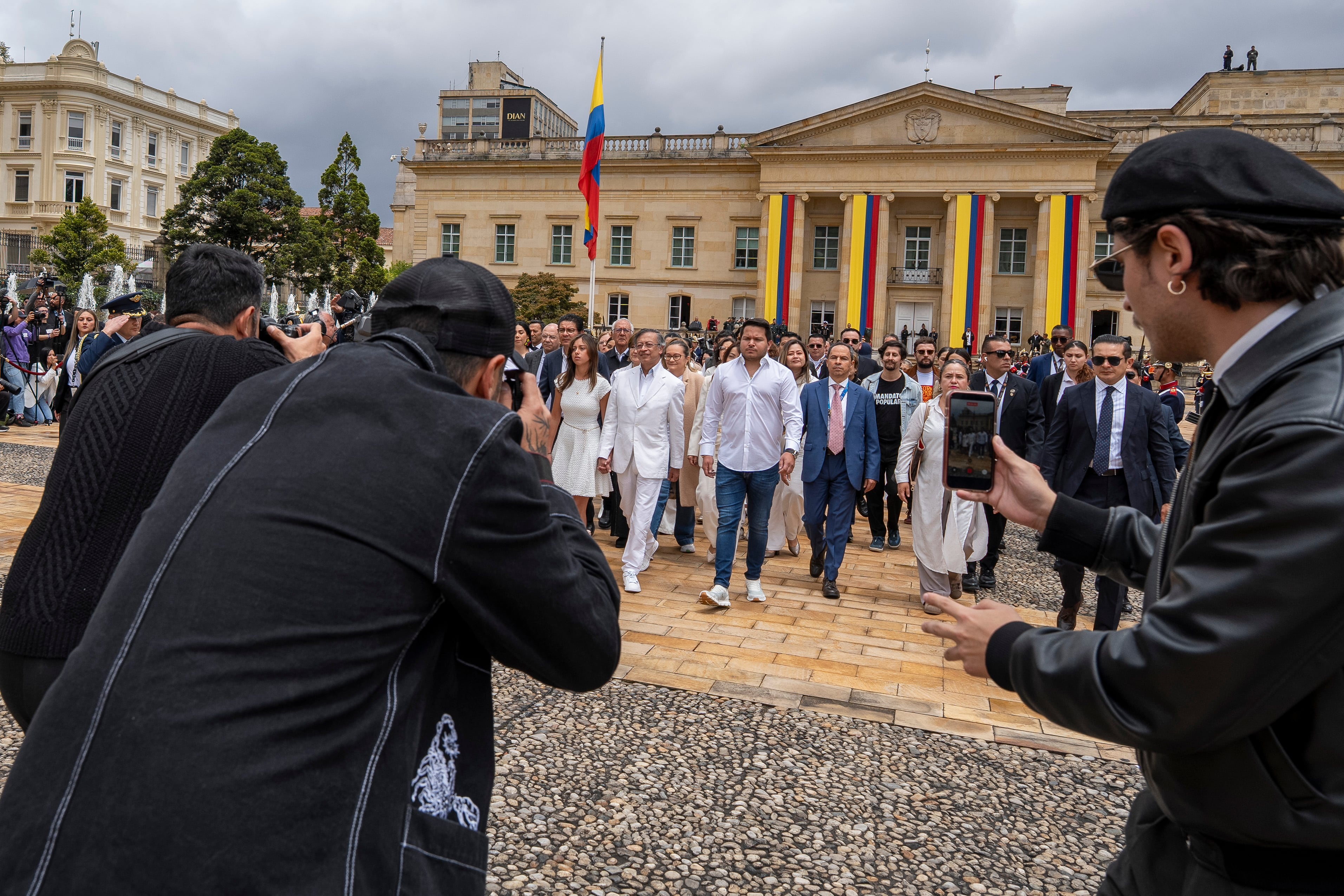 Gustavo Petro saliendo de la Casa de Nariño, en Bogotá, el 7 de agosto de 2026, en su último día como presidente de Colombia. Lo acompañaron sus hijos Antonella Petro Alcocer y Nicolás Alcocer Petro, así como parte de su saliente gabinete