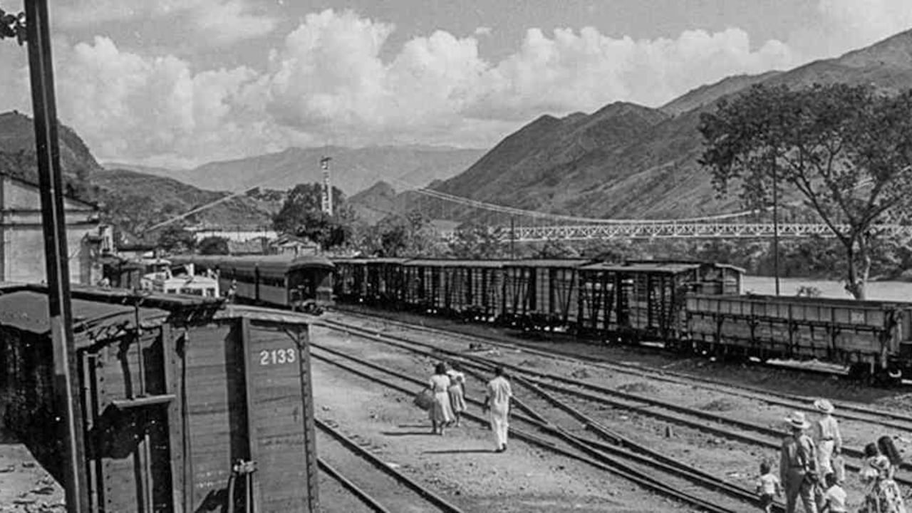 " En 1933 comenzó a operar la estación Alejandro López del Ferrocarril de Antioquia."