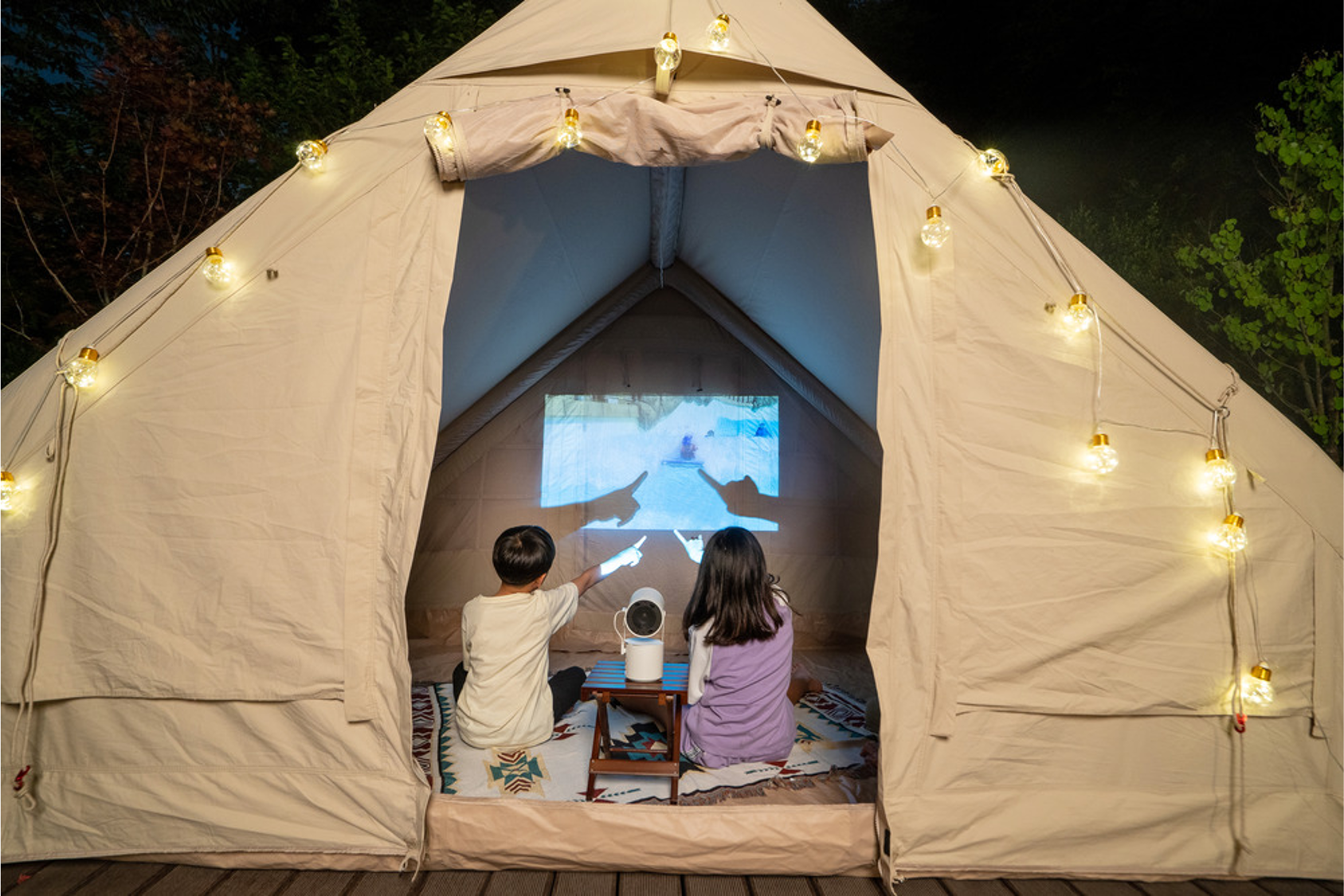 The Freestyle, tiene un sistema de enfoque automático que ajusta la proyección con solo ubicar la imagen en una superficie plana.