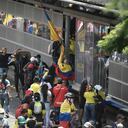 CALI, COLOMBIA - 28 DE MAYO: Miembros de primera línea de protesta evitan que una estación de autobuses sea vandalizada cuando pasan frente a la Universidad Santiago de Cali durante una manifestación contra la administración de Iván Duque el 28 de mayo de 2021 en Cali, Colombia. Las protestas contra la administración de Iván Duque no se han detenido desde que estalló el 28 de abril contra un proyecto de ley de reforma tributaria que luego fue retirado. Las demandas convirtieron su enfoque en una expresión generalizada de ira por la pobreza, la desigualdad, la mala gestión pandémica y la brutalidad policial. El gobierno nacional y el comité de huelga continúan negociando para encontrar una solución a la crisis. (Foto de Gabriel Aponte / Getty Images)