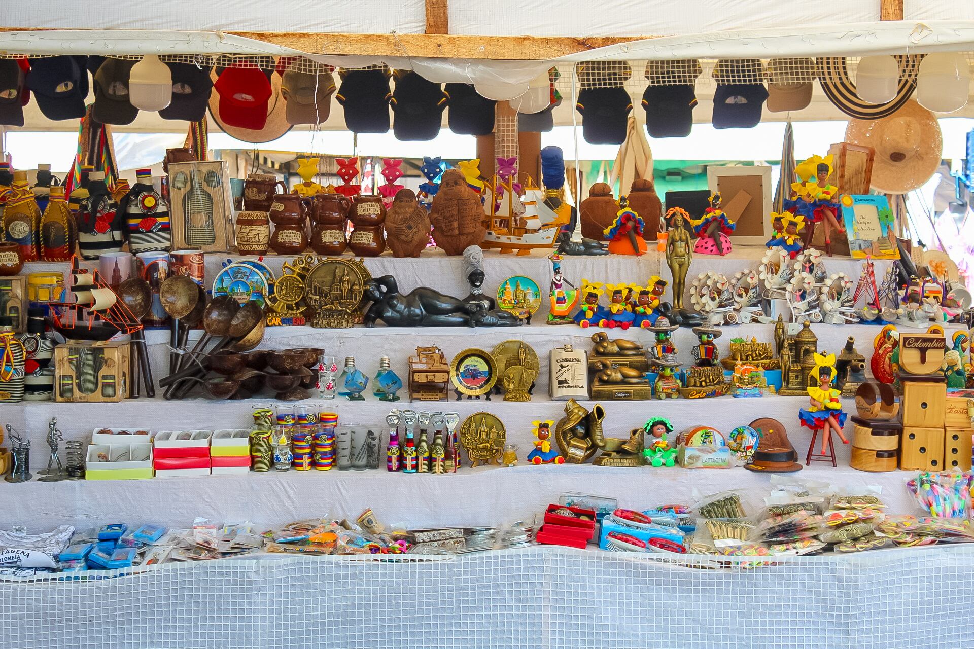 La Feria Artesanal en Cartagena tiene lugar en el parqueadero del parque de la Marina.