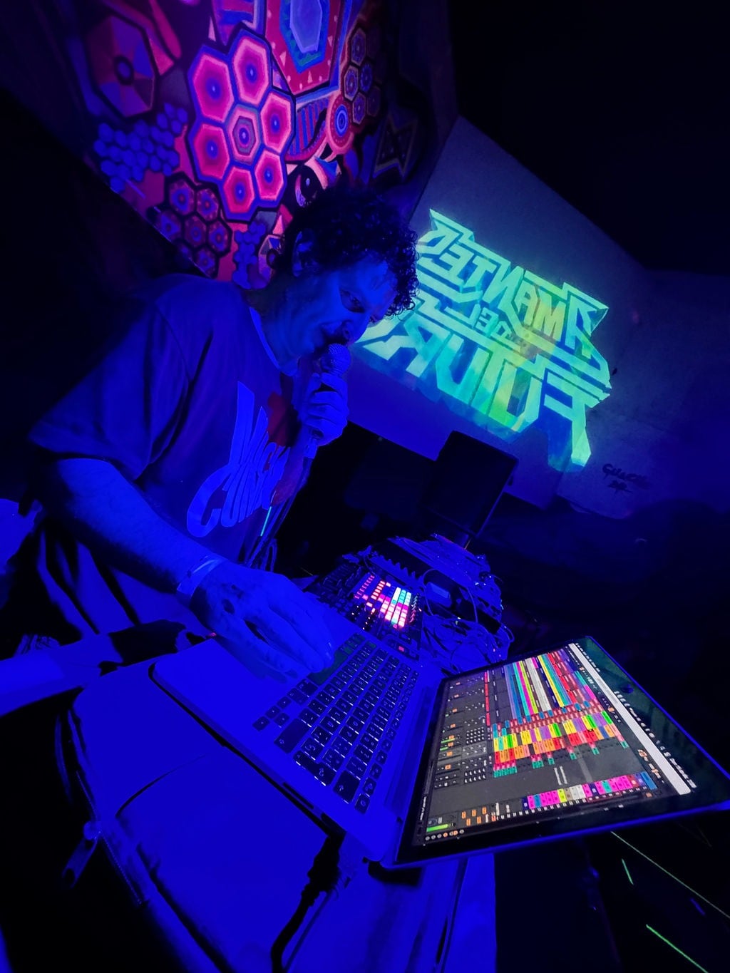 Immanuel Miralda, mejor conocido como Ima Felini, ha trazado un camino en el que converge la tradición con la experimentación. Con su proyecto Amantes del Futuro el productor mexicano ha construido un universo sonoro en el que convergen algunas de las distintas vertientes de la cumbia con la influencia del ambient, el techno o el dub.