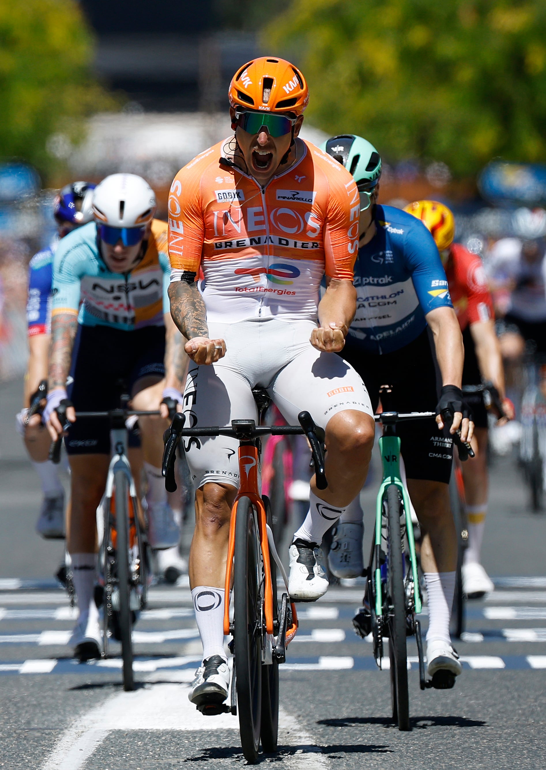 Sam Welsford celebra la victoria de etapa.