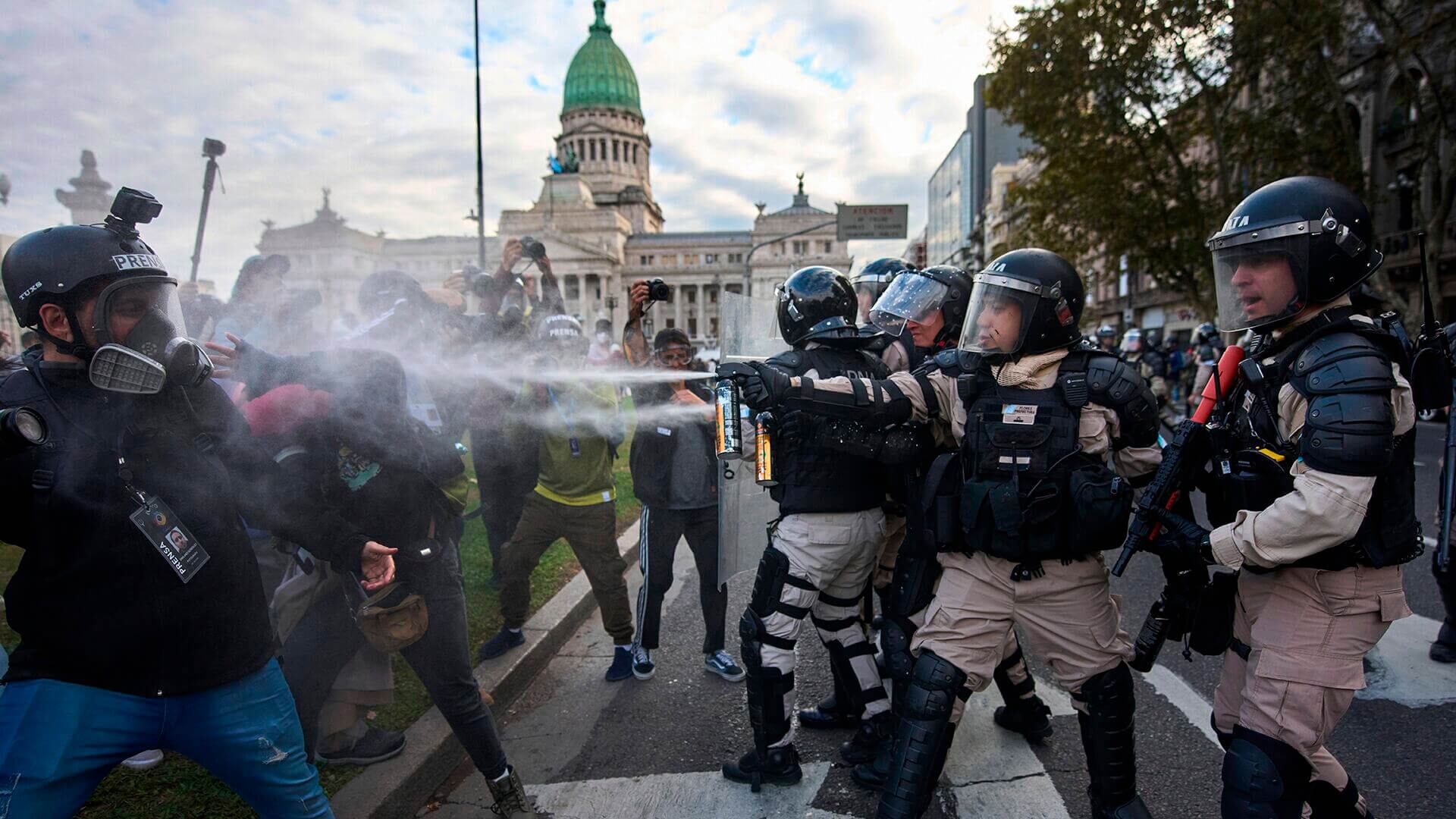 Los oficiales de Policía de la prefectura disparan gases lacrimógenos contra los manifestantes durante una manifestación semanal que exigen mejores pensiones para los jubilados, en Buenos Aires, Argentina.