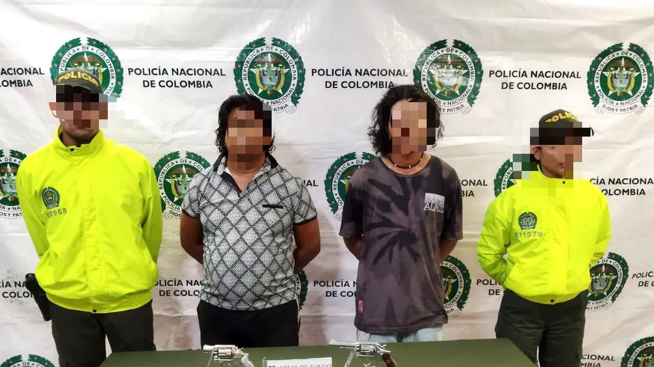 Los detenidos fueron sorprendidos con dos armas de fuego tipo revolver.