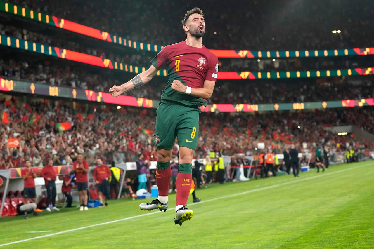 Bruno Fernandes celebrando su gol con Portugal.